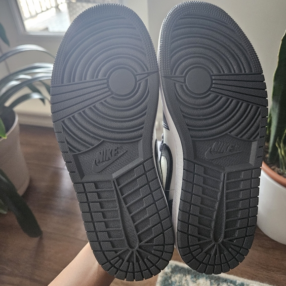 Jordan 1 Lows (Dark grey/navy/sail) Size 7.5 W - Picture 2 of 6